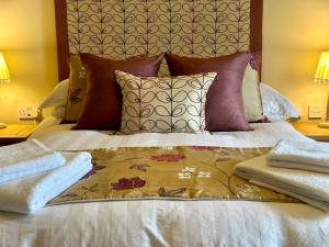 ElslackBooth House的床上配有枕头和毛巾