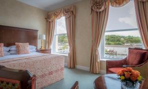 沃特福德格兰维尔酒店的一间卧室设有一张床和一个大窗户