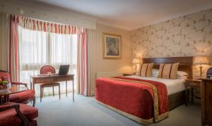 沃特福德格兰维尔酒店的酒店客房配有一张床和一张带电脑的书桌