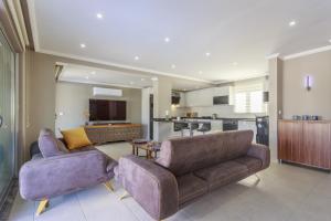 厄吕代尼兹Villa Moderno B的一间带两张沙发的客厅和一间厨房