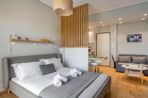 雅典The HostMaster Vista Loft的一间带大床的卧室和一间客厅