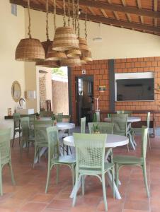 Paulino NevesPOUSADA DOS LAGOS的一间带桌椅的餐厅以及砖墙