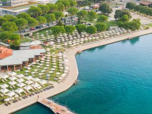 波尔托罗波特洛兹高级大酒店 - 莱夫库拉斯酒店&度假村的享有游泳池的空中景致,配有椅子和遮阳伞