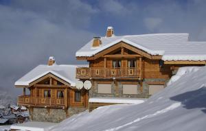 莱德萨阿尔卑斯Odalys Chalet Leslie Alpen 2的一座大木屋,屋顶上积雪