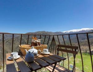 圭哈尔谢拉La Casa del Nogal的山景阳台上的野餐桌