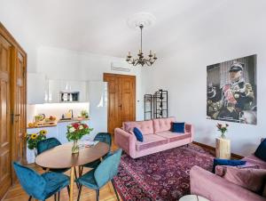 波兹南Apartamenty Strzelecka 34的客厅配有粉红色的沙发和桌子