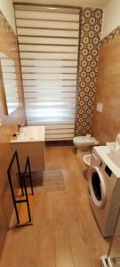 泰尔莫利Casa Catamarino的一间带水槽和卫生间的浴室以及窗户。