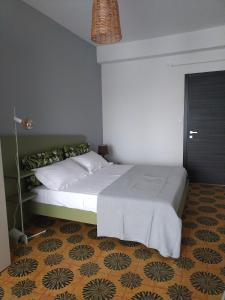 泰尔莫利Casa Catamarino的一间卧室设有一张大床,地面层