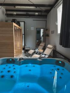 奥西耶克XXL rooms&spa的浴缸位于带镜子的房间内