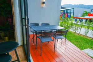 瓜埠Hangouts Urban+Eco Langkawi的阳台甲板上的蓝色桌椅