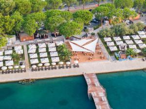 波尔托罗Hotel Slovenija - Terme & Wellness LifeClass的享有带游泳池的度假村的空中景致