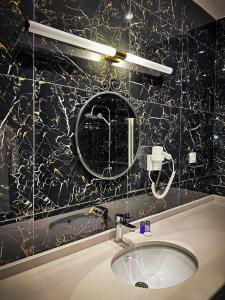 王子岛群hi HOTEL IVY BÜYÜKADA的一间带水槽和镜子的浴室