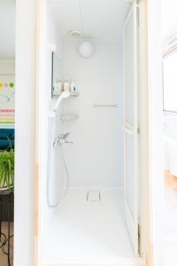 山形市GUEST HOUSE BLUE DOORS - Vacation STAY 73130v的一间白色客房内带淋浴的浴室