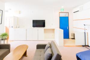 山形市GUEST HOUSE BLUE DOORS - Vacation STAY 73130v的带沙发和电视的客厅
