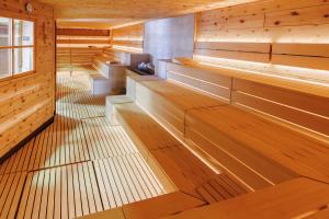 波尔托罗Hotel Neptun - Terme & Wellness Lifeclass的大楼内带木镶板和楼梯的桑拿浴室