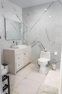 HauulaHummingbird Oceanfront Cottage的白色的浴室设有水槽和卫生间。