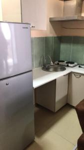 格里戈莱蒂New Wave1的厨房配有白色冰箱和水槽