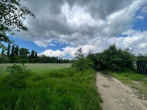 卡赞勒克Къмпинг Частен Двор的田间中土路