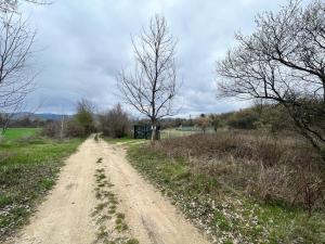 卡赞勒克Къмпинг Частен Двор的田间中土路