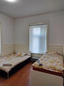 苏黎世City Home Zurich的两张床位于带窗户的房间内