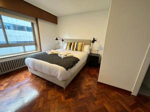 拉科鲁尼亚Oktheway Big Coruña的一间卧室设有一张床和一个大窗户