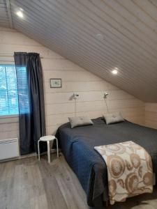 列维Levi President Suksitie Chalet的一间卧室设有一张大床和一个窗户。