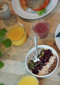 哥德堡Comfort Hotel City的一张桌子,上面放着一碗早餐食品和饮料