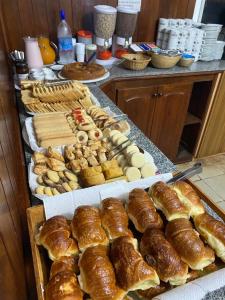 雷西斯膝西亚HOTEL DIAMANTE的包括各种面包和糕点的自助餐