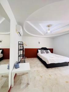 西考สบายคันทรีรีสอร์ท ปากเมงSa-buy country resort Pak Meng的一间卧室设有一张床、一张桌子和梯子
