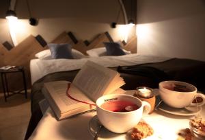施泰纳赫布伦纳菊法维普塔尔酒店的一张桌子,上面放着两杯茶和一本书