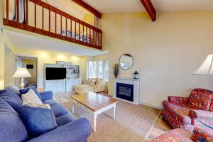 希尔顿黑德岛Windward Village 109的客厅配有蓝色的沙发和桌子