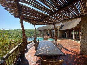 贝拉贝拉Reedbuck Lodge @Cyferfontein in Mabalingwe Reserve的一个带桌子和游泳池的庭院