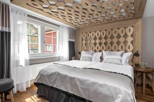 GontenAppenzeller Huus Bären的卧室设有一张白色大床和一扇窗户。