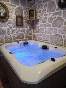 拉斯托伏House Barbara的石墙内的蓝色水浴缸