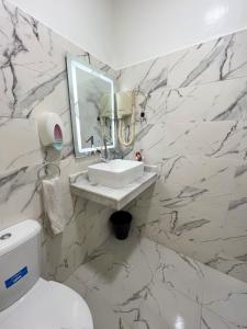 卡萨布兰卡L'Appartement Harmonia Cozy的白色的浴室设有水槽和镜子