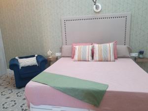 多列毛利诺斯Apartamento Jema El Bajondillo的一间卧室配有一张床和一张蓝色椅子