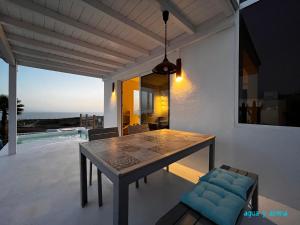 蒂亚斯CASA TIE' Lanzarote vista mar - piscina relax - adults only的海景庭院内的餐桌