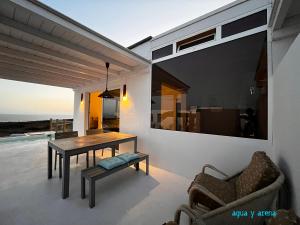 蒂亚斯CASA TIE' Lanzarote vista mar - piscina relax - adults only的客厅配有桌子和椅子