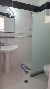 法里拉基Oleander Studios的白色的浴室设有水槽和淋浴。