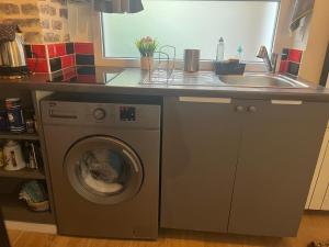 巴黎Charmant studio fonctionnel的厨房配有洗衣机和水槽