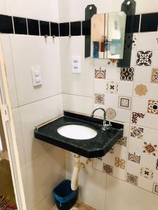 杰里科科拉Hostel Jericoacoariano的一间带水槽和镜子的浴室