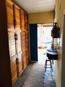 杰里科科拉Hostel Jericoacoariano的通往带桌子和门廊的房间的敞开门