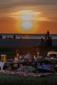杰里科科拉维拉卡兰格酒店的日落时在海滩上野餐桌