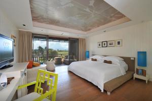 华欣华欣休养细节酒店的一间卧室设有一张大床和一个大窗户