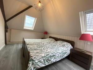 菲亚嫩Luxe en ruim appartement in Rijksmonument的一间卧室设有一张床和一个窗口