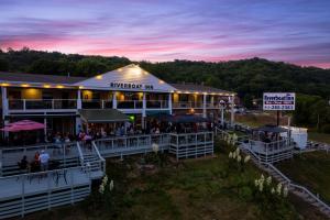 麦迪逊Riverboat Inn & Suites的晚上餐厅享有空中景色