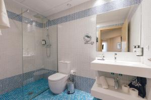 瓦伦西亚Palau Apartments Valencia的浴室配有卫生间、盥洗盆和淋浴。
