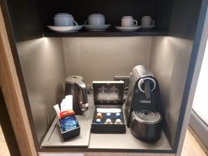 里斯本Hotel Principe Avila的小冰箱、咖啡设施和烤面包机