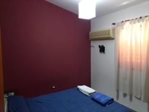 拉里奥哈Casa Norte的一间卧室设有蓝色的床和红色的墙壁