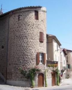 Boulieu-lès-AnnonayAppartement cosy et lumineux dans village medieval的一座带窗户和门的大型石头建筑